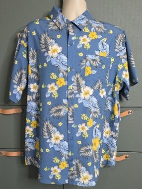 744. Hurley Men's Patio Printed Woven Short Sleeve Shirt